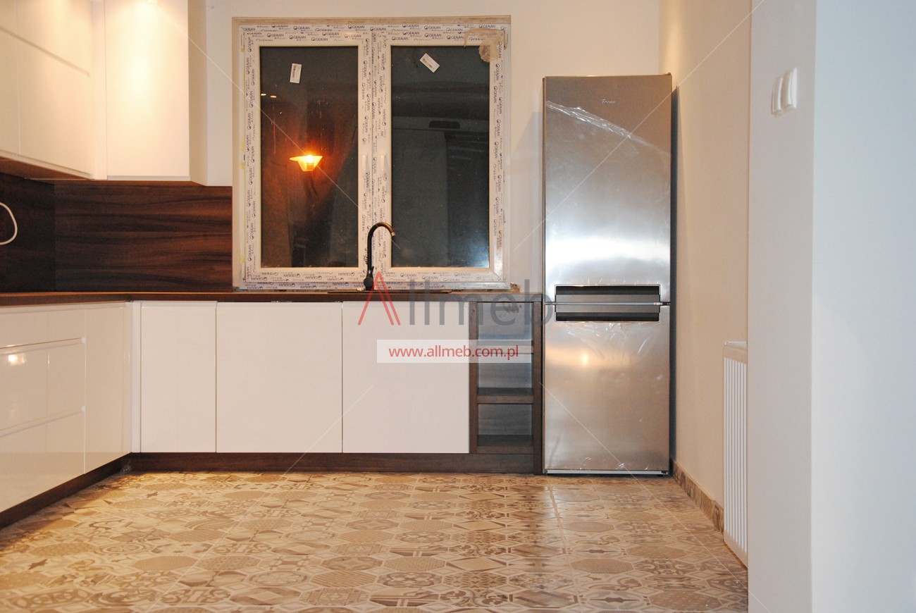 capri srebrna lodówka w nowoczesnej kuchni z białymi meblami