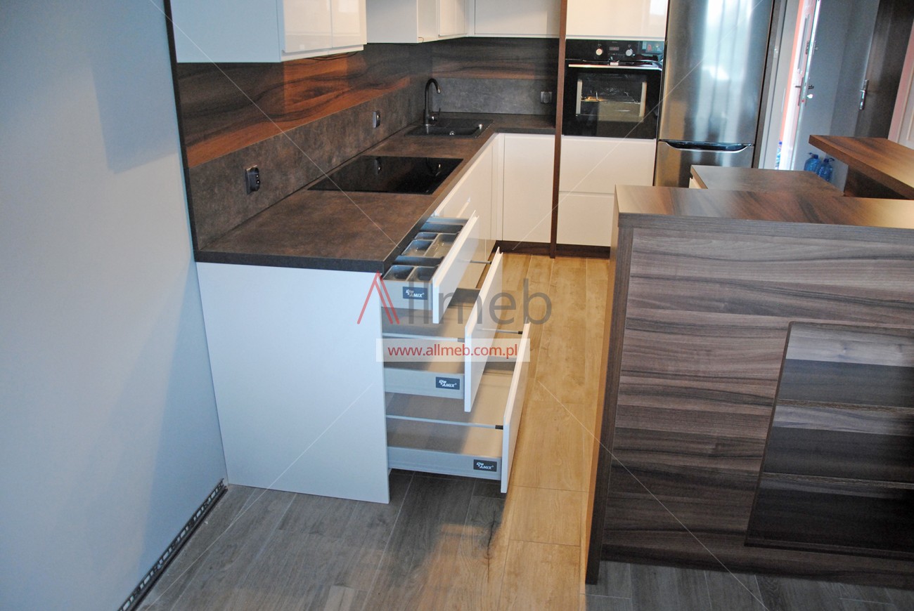 ellen przykład montażu dużych szuflad w meblach do kuchni na wymiar